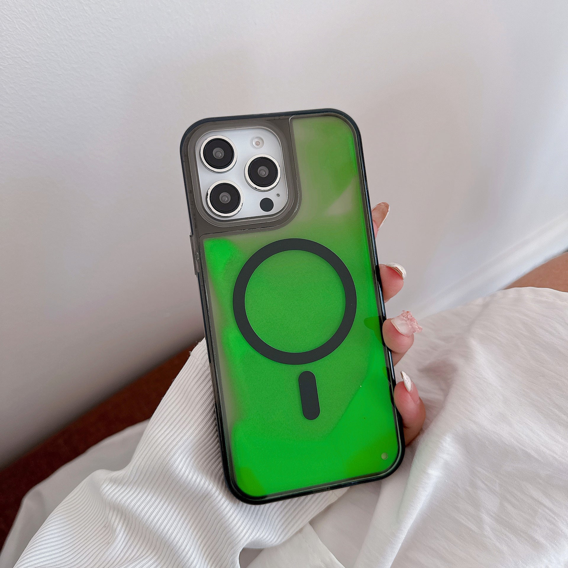 Luminous Quicksand Glow-In-The-Dark | MagSafe® tough case for iPhone® 17