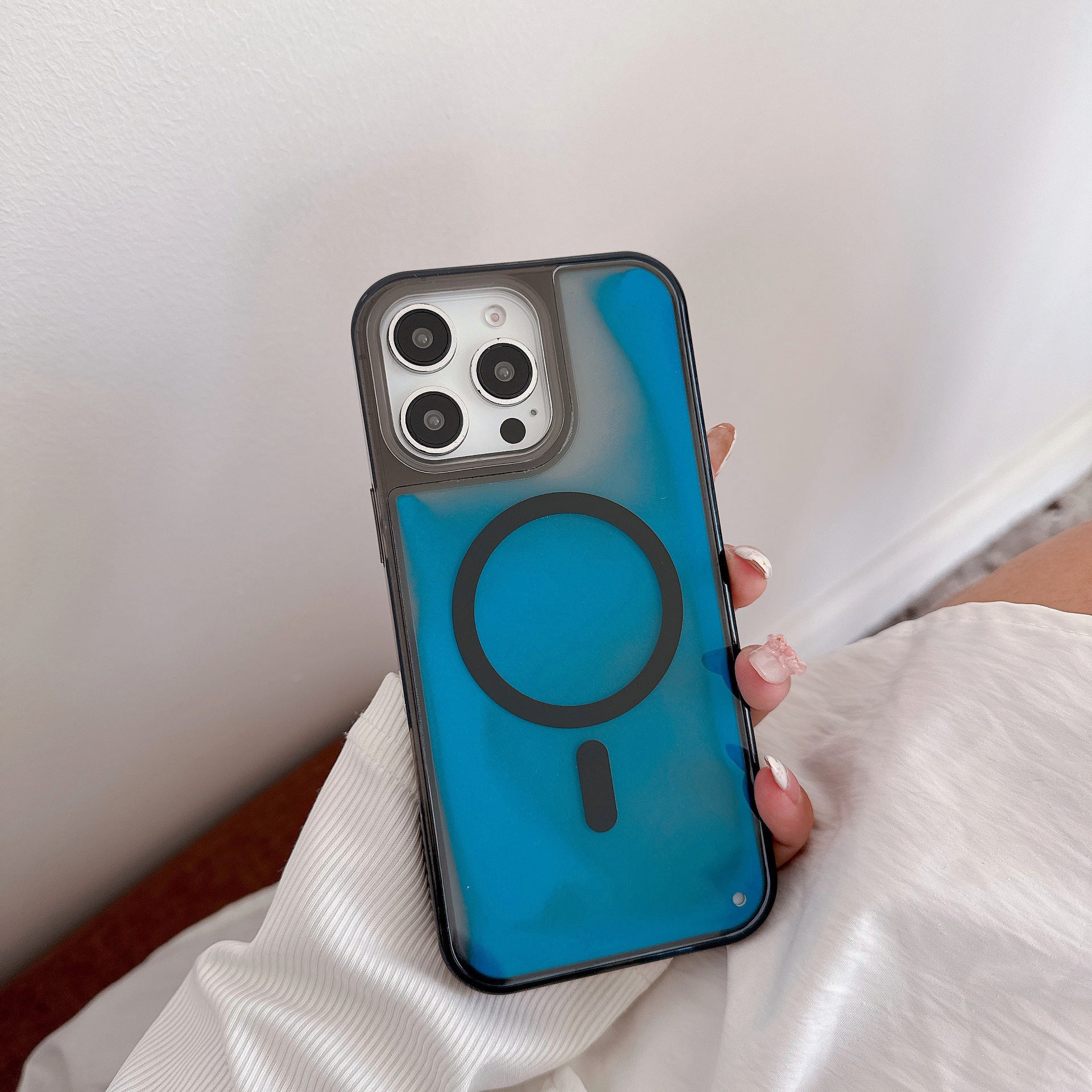 Luminous Quicksand Glow-In-The-Dark | MagSafe® tough case for iPhone® 17