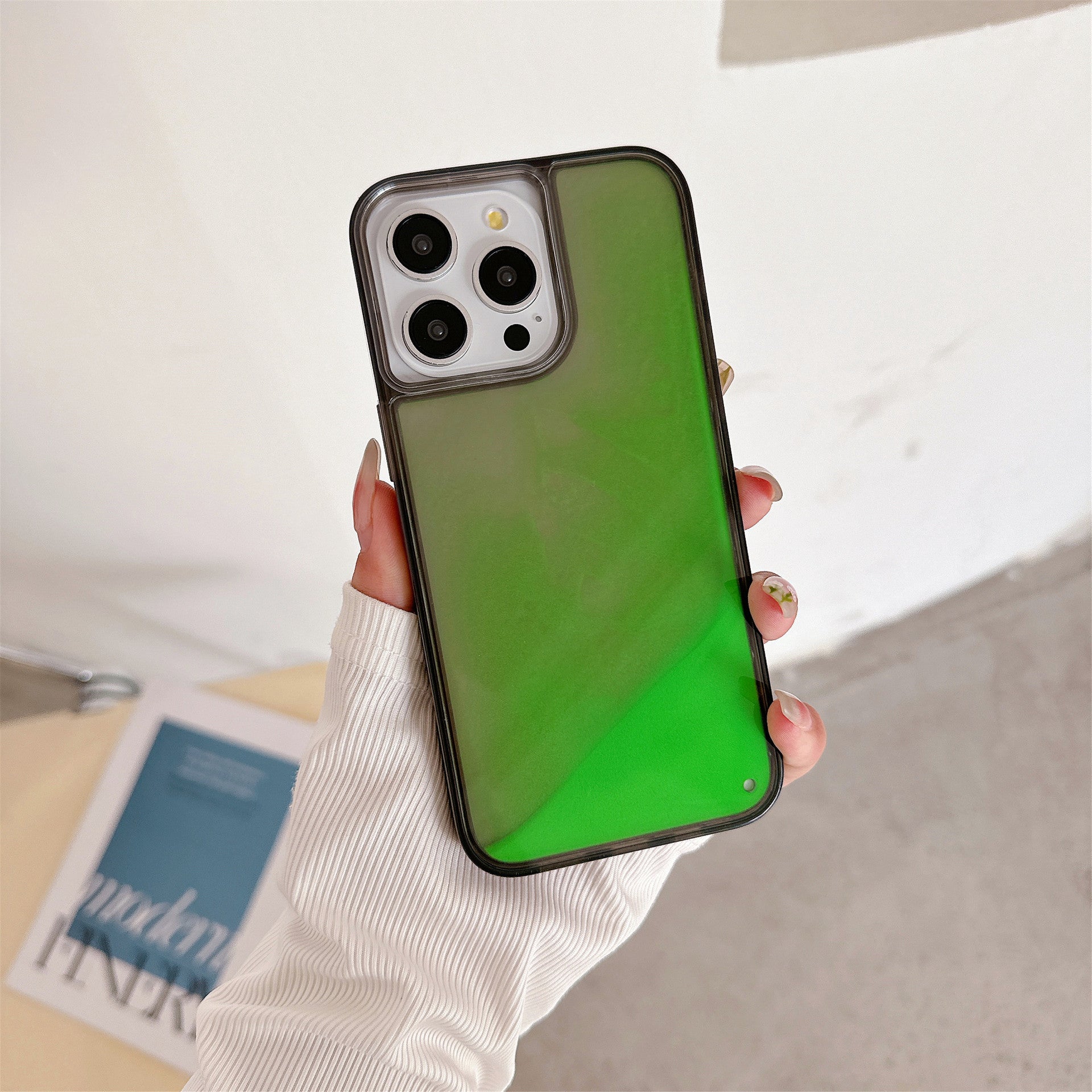 Luminous Quicksand Glow-In-The-Dark | MagSafe® tough case for iPhone® 17